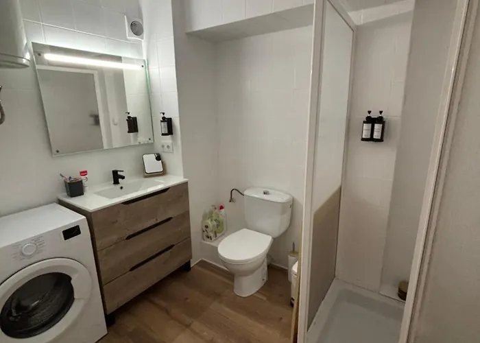 A Dos Minuts Del Mar